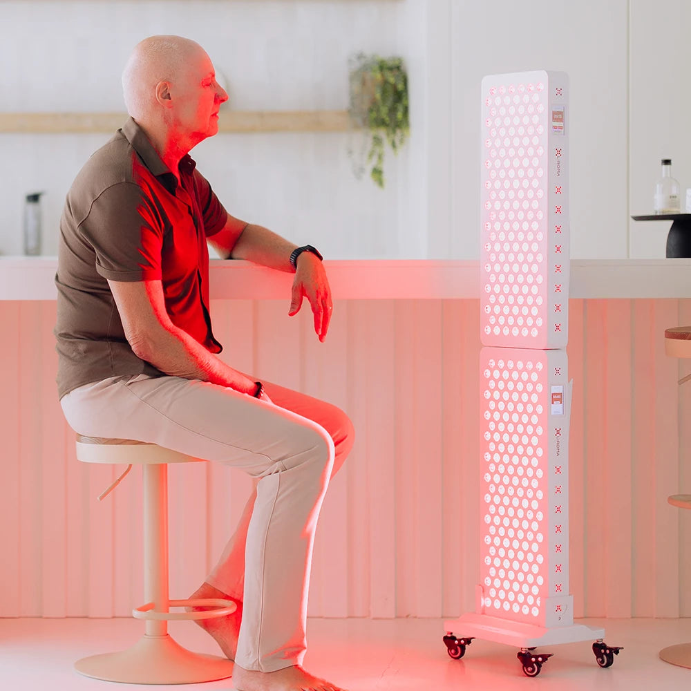 Man op een kruk naast twee gekoppelde PrimeFORCE Advanced-panelen boven elkaar op een verrijdbare voet