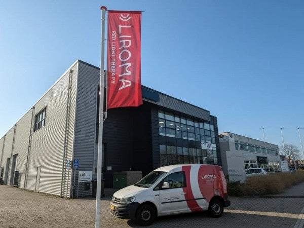 Liroma roodlichttherapie vlag en auto voor een gebouw