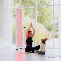 Vrouw en kind doen yoga voor het raam naast de brandende Liroma Multi Gen5